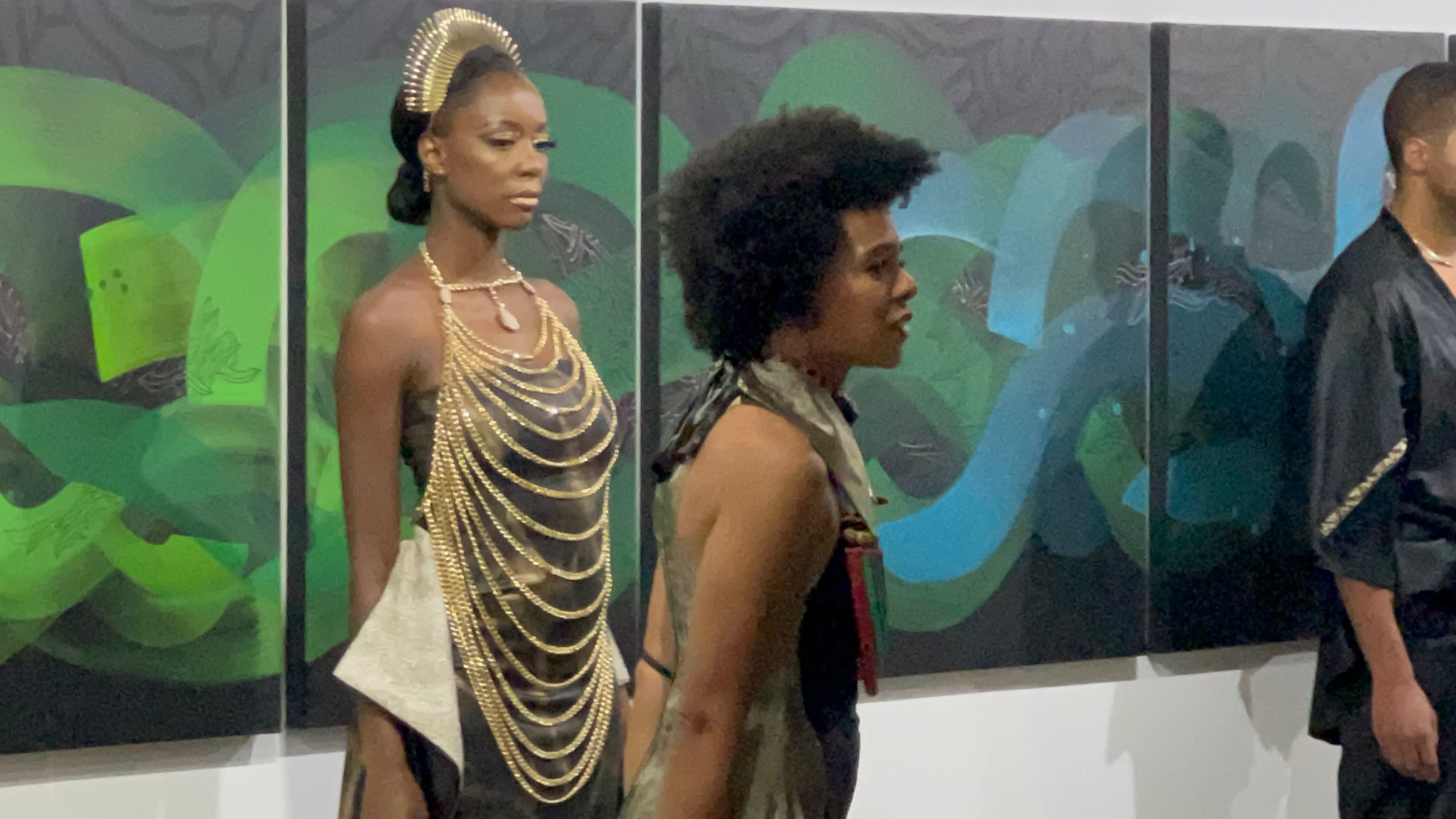 Fashion presentation in front of the green and blue section of SPEK-TREM