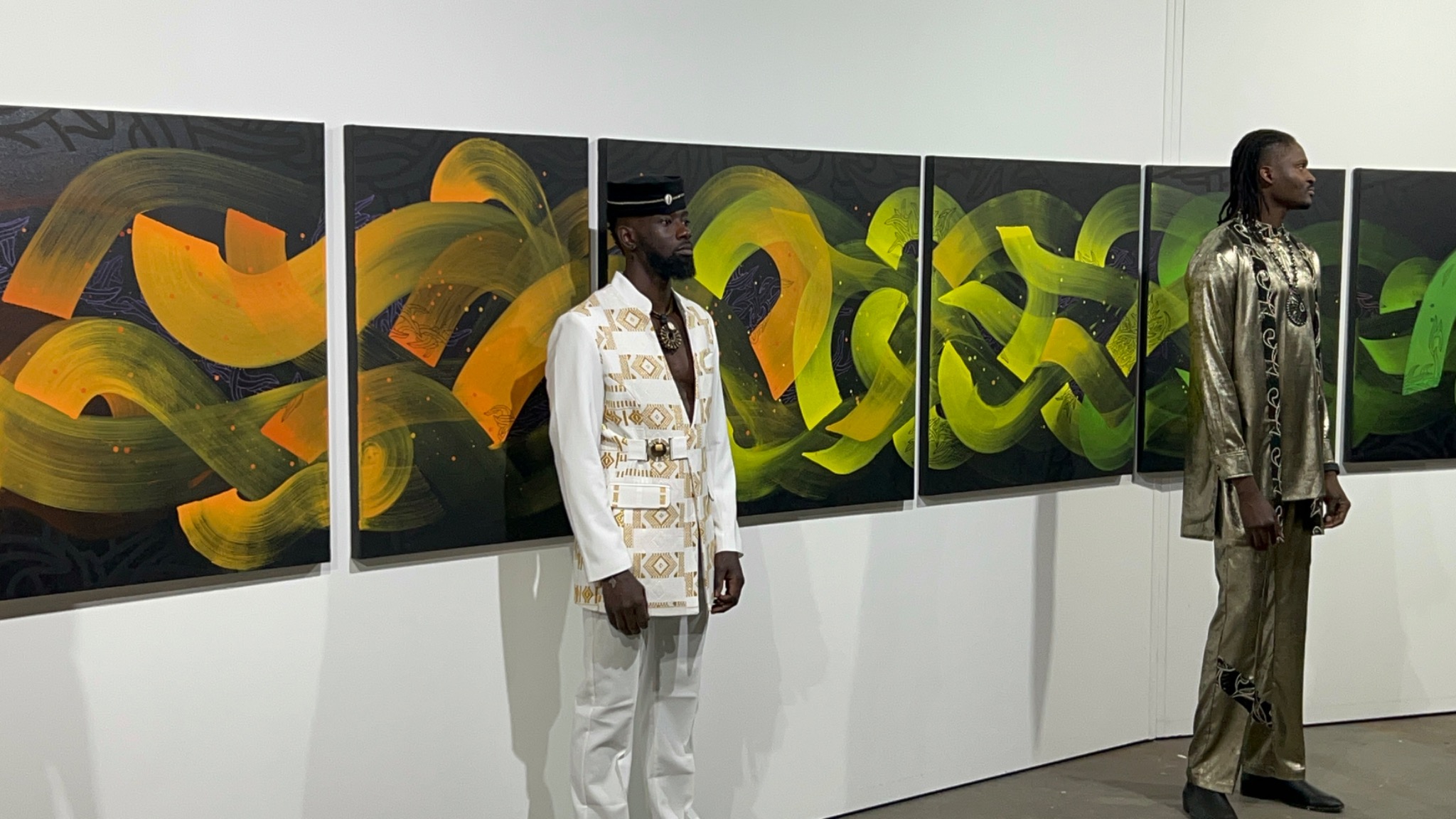 Fashion presentation in front of the orange and green section of SPEK-TREM